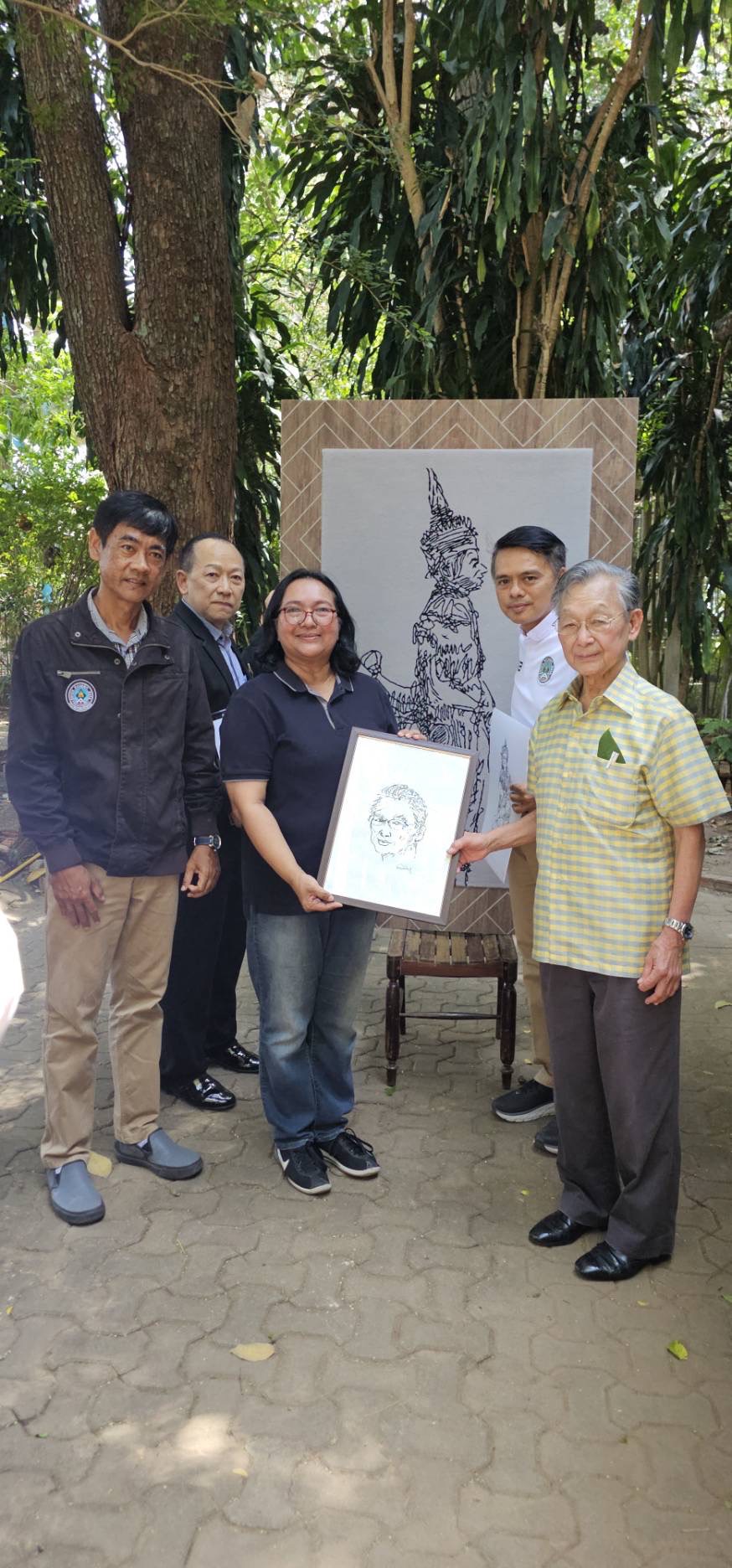 มอบพรมถักภาพเขียนลายเส้นและมอบงานเขียนภาพเหมือน