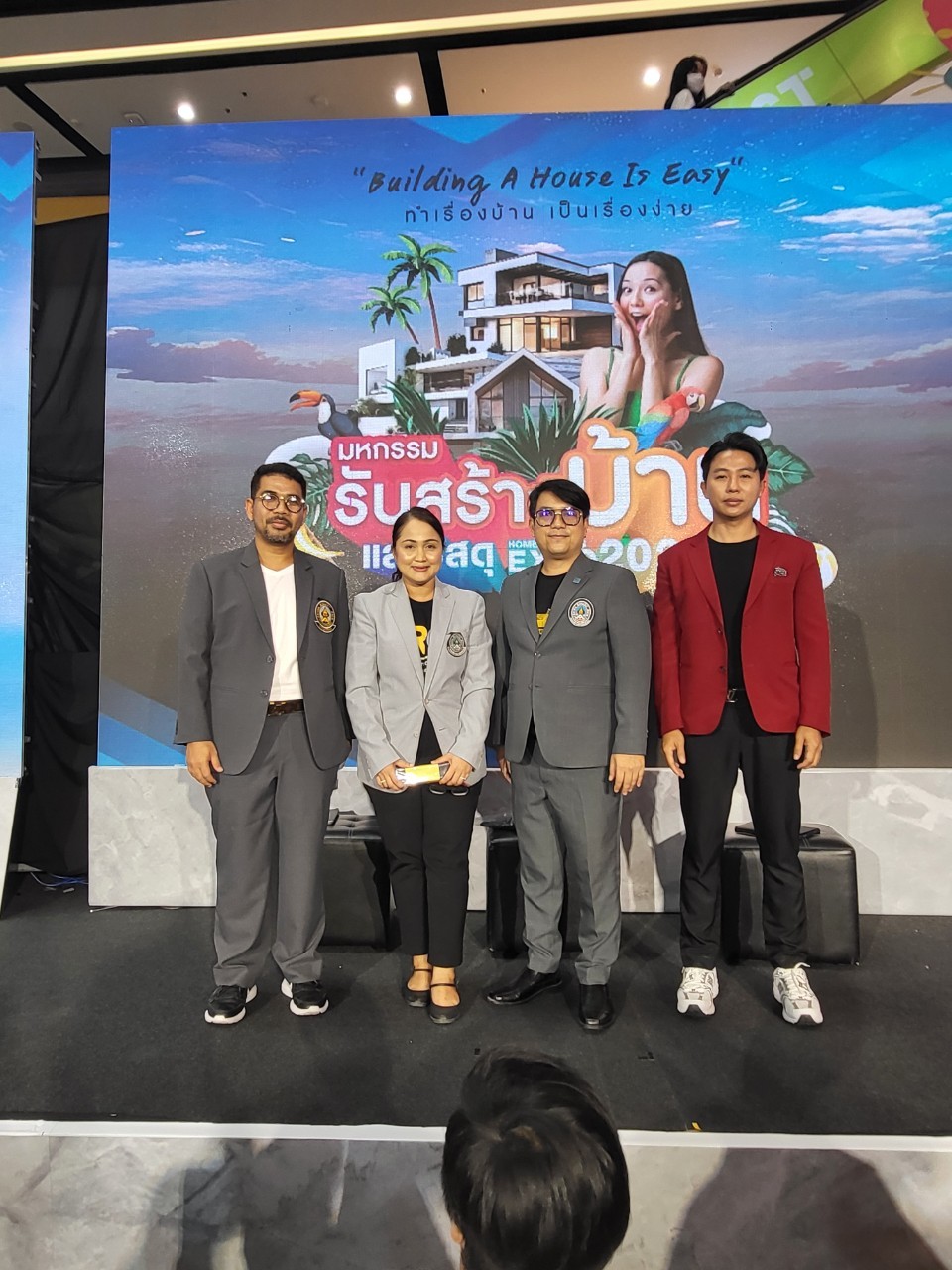 บรรยายพิเศษในหัวข้อ ” นวัตกรรมการออกแบบ เพื่อบ้านอยู่สบาย” 